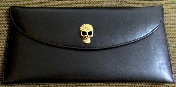 Bolsa carteira preta com caveira dourada