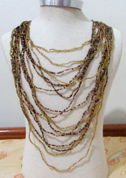 Colar de miçangas marrom com dourado