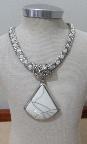 Colar trançado com pedra branca