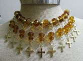 Colar com crucifixos e cristal