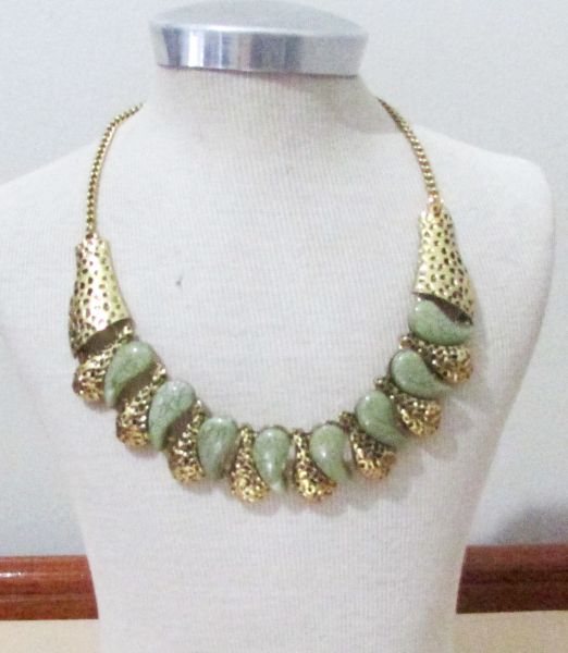 Colar dourado envelhecido, com pedras verdes