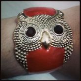 Pulseira coruja esmaltada, vermelha com dourado