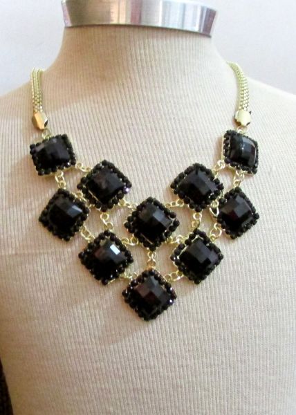 Colar dourado com pedras pretas