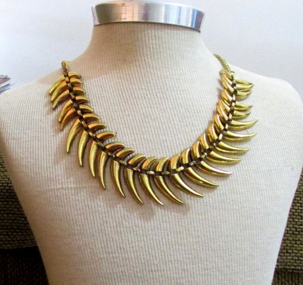 Colar de metal ouro envelhecido