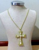 Crucifixo dourado com pedra branca