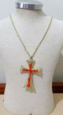 Crucifixo dourado com pedras laranja