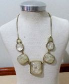 colar dourado com branco