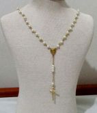 Colar terço dourado com pérolas