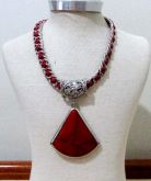 Colar trançado com pedra vermelha
