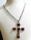 Crucifixo com strass vermelho
