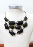 Colar dourado com pedra preta