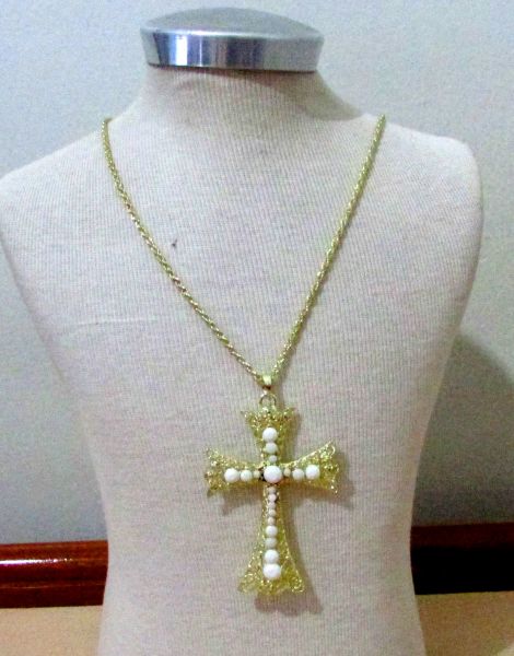 Crucifixo dourado com pedra branca