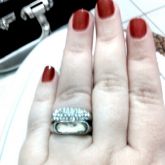 Anel prateado com strass e com pedra rosa