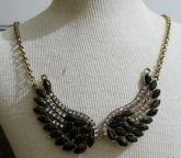 Colar asas com strass preto