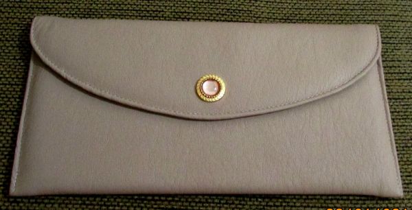 Bolsa cartera bege com pedra rosê