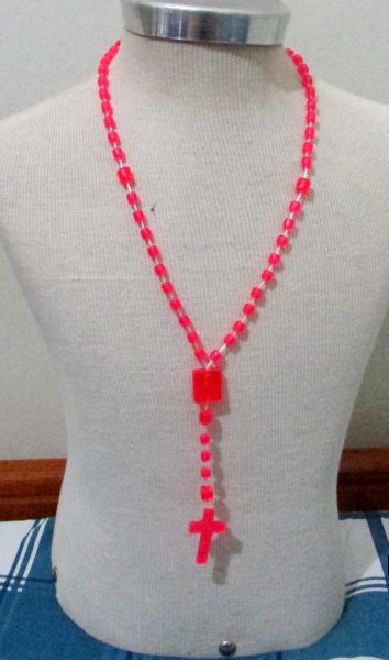 Colar terço de plastico rosa