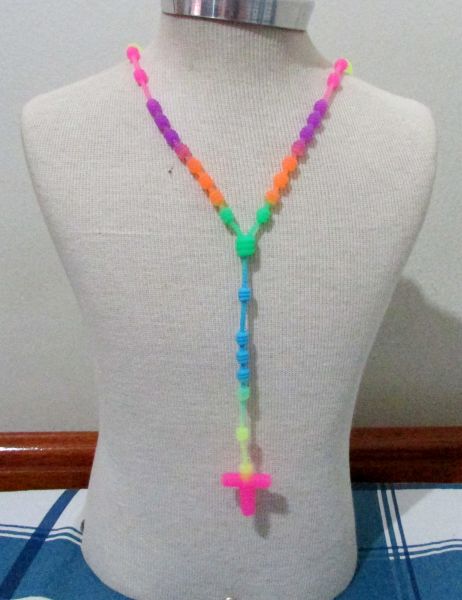 Colar terço de silicone colorida