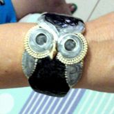 Pulseira coruja esmaltada, preta com cinza