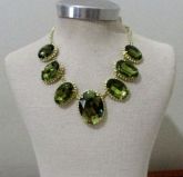 Colar dourado com pedras verdes