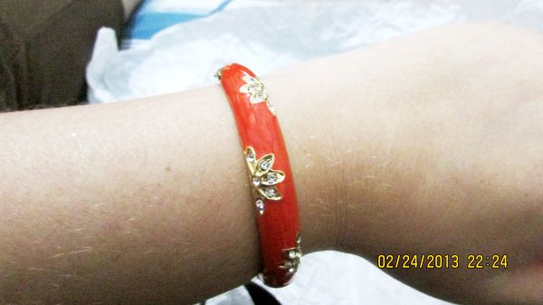 Pulseira laranja com strass