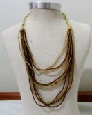 Colar de miçangas marrom com dourado