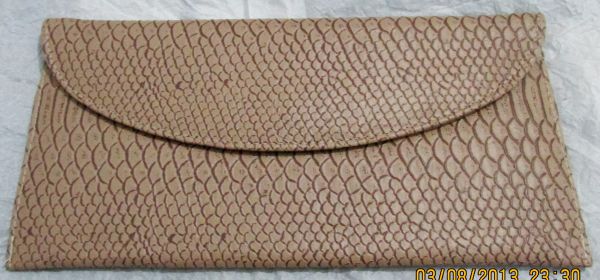 Bolsa carteira bege, imitação de couro de cobra