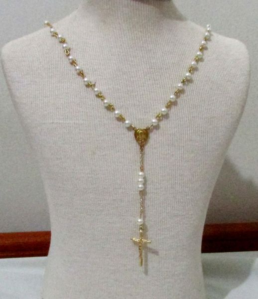 Colar terço dourado com pérolas