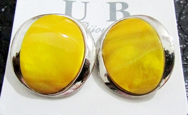 Brinco prateado com amarelo