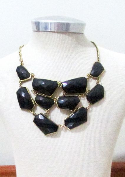 Colar dourado com pedra preta