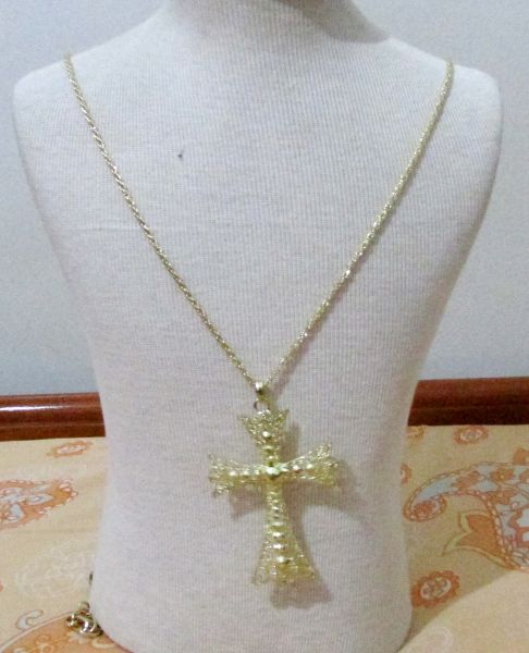 Crucifixo dourado com strass dourado