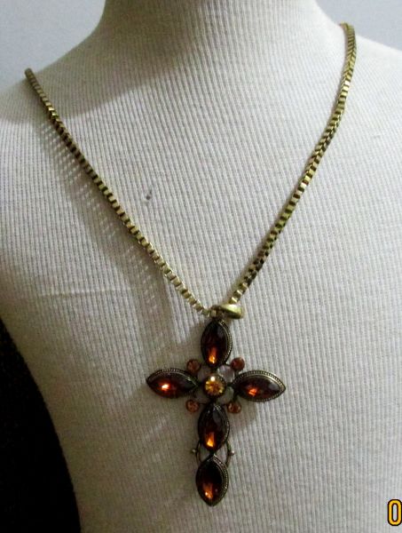 Crucifixo dourado com cristais morrons