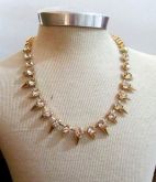 Colar spike com strass dourado