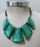 Colar dourado envelhecido, com pedras verdes