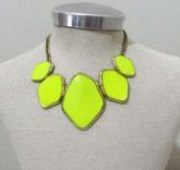 Colar amarelo neon