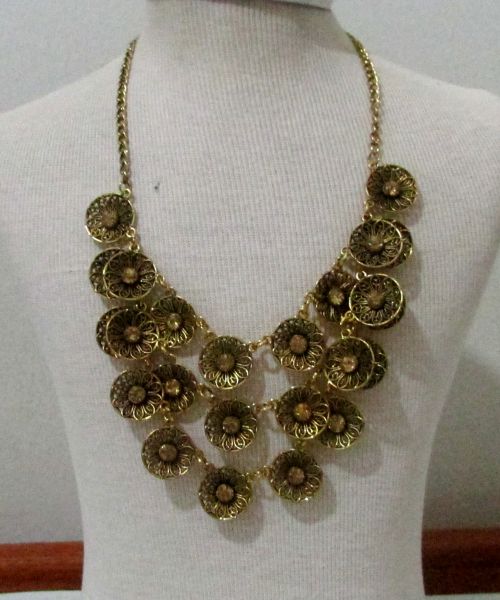 Colar dourado envelhecido, com strass