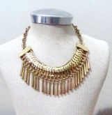 Colar dourado envelhecido com franjas