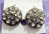 Brinco prateado com strass
