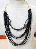 Colar de miçangas preto furta cor