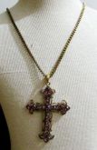 Crucifixo dourado com strass lilás