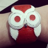 Pulseira coruja esmaltada, vermelho e branco