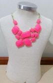 Colar com pedras rosa