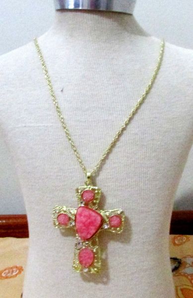 Crucifixo dourado com pedras rosas