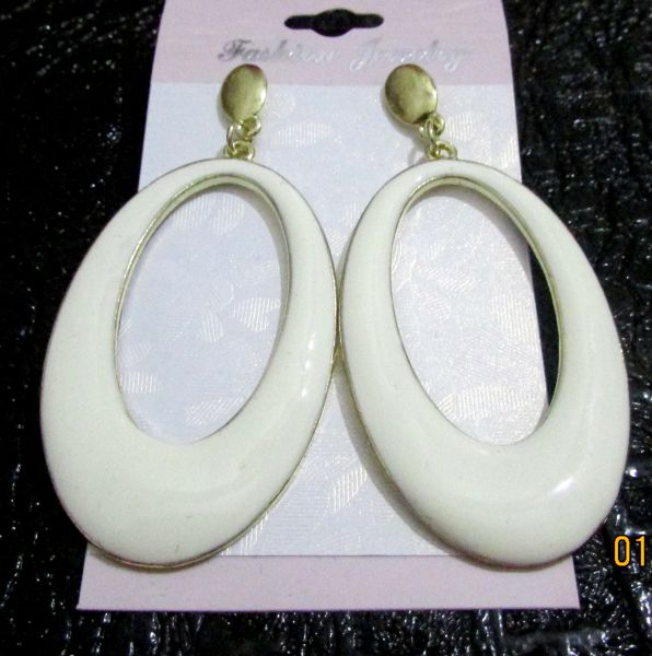 Brinco dourado com branco