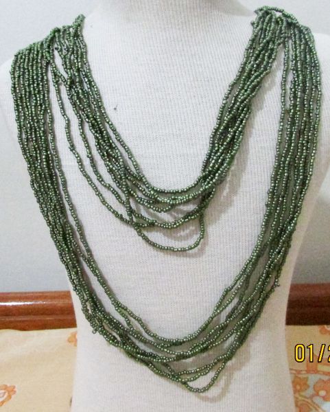 Colar de miçangas verde musgo