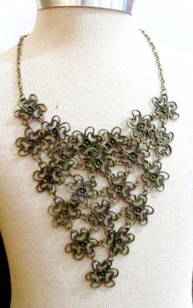 Colar de metal ouro envelhecido - flores