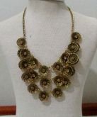 Colar dourado envelhecido, com strass