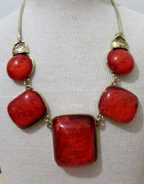 Colar dourado com pedras vermelhas