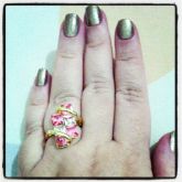 Anel dourado com pedras rosa