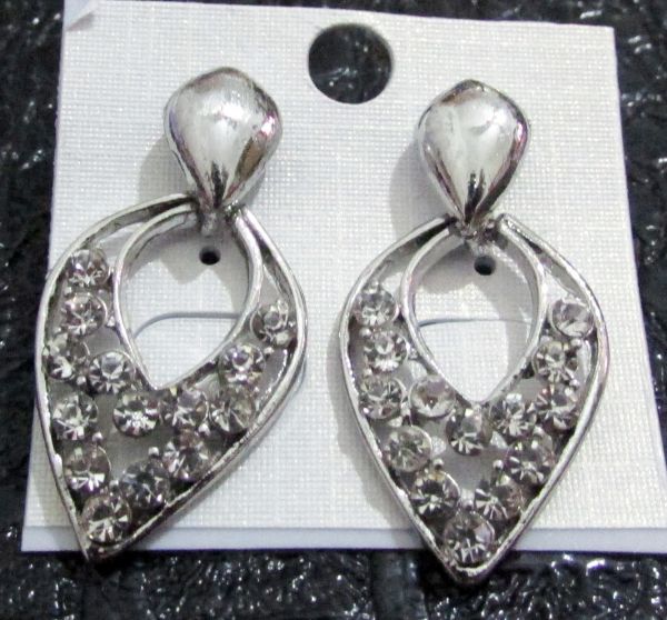 Brinco prateado com strass