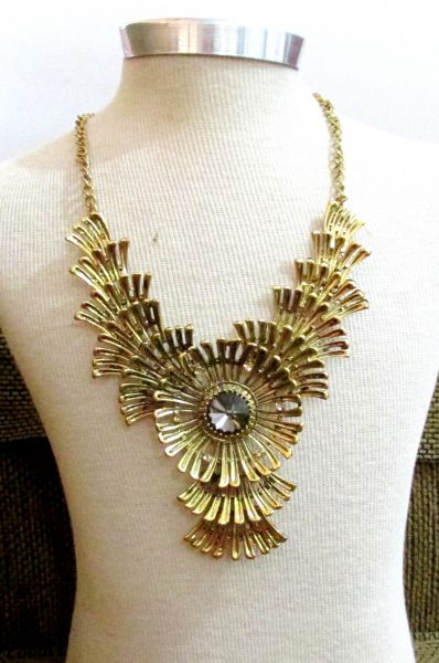 Colar dourado envelhecido com pedra fumê